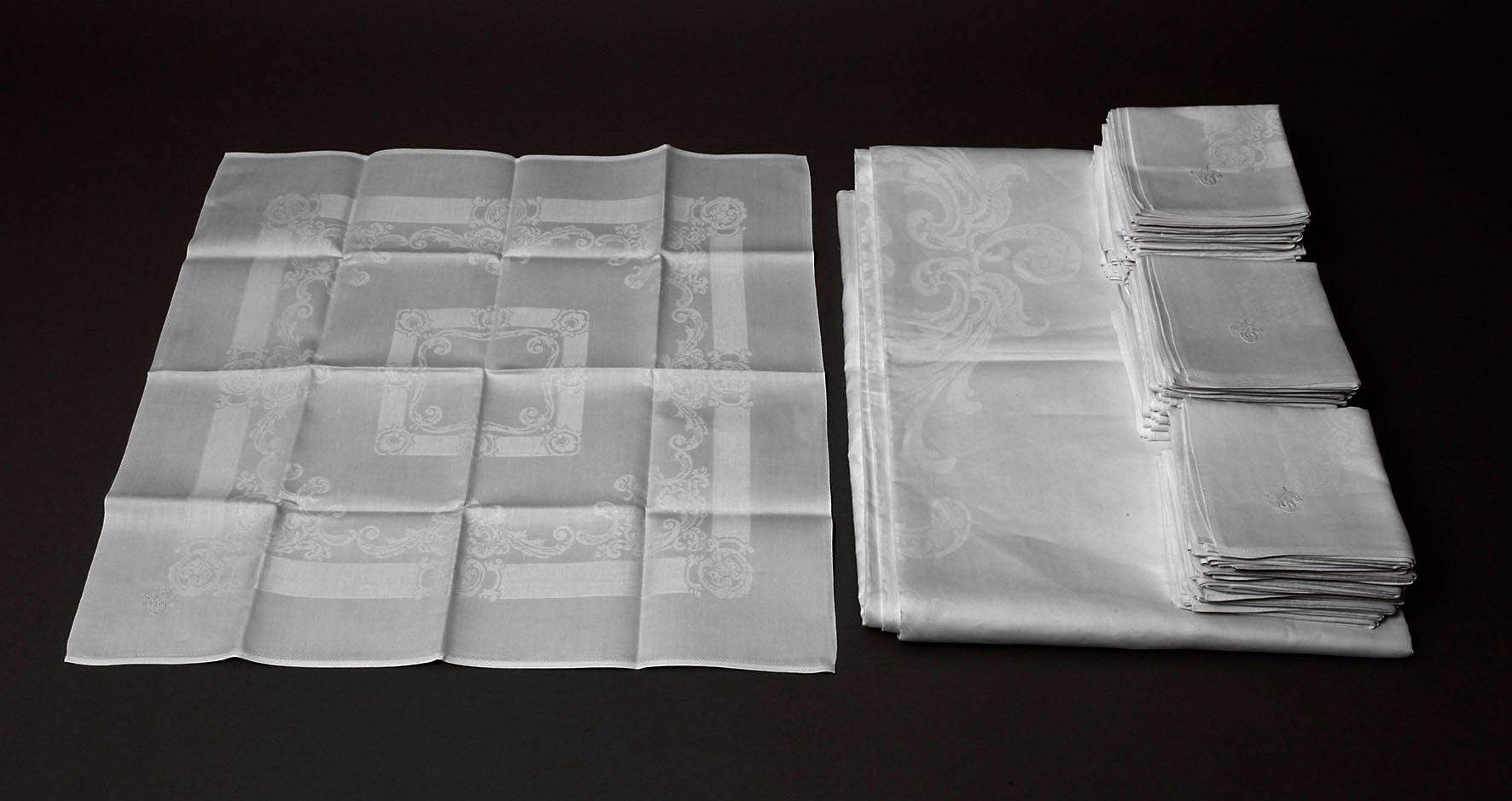 30 Servietten mit passendem Prachttafeltuch