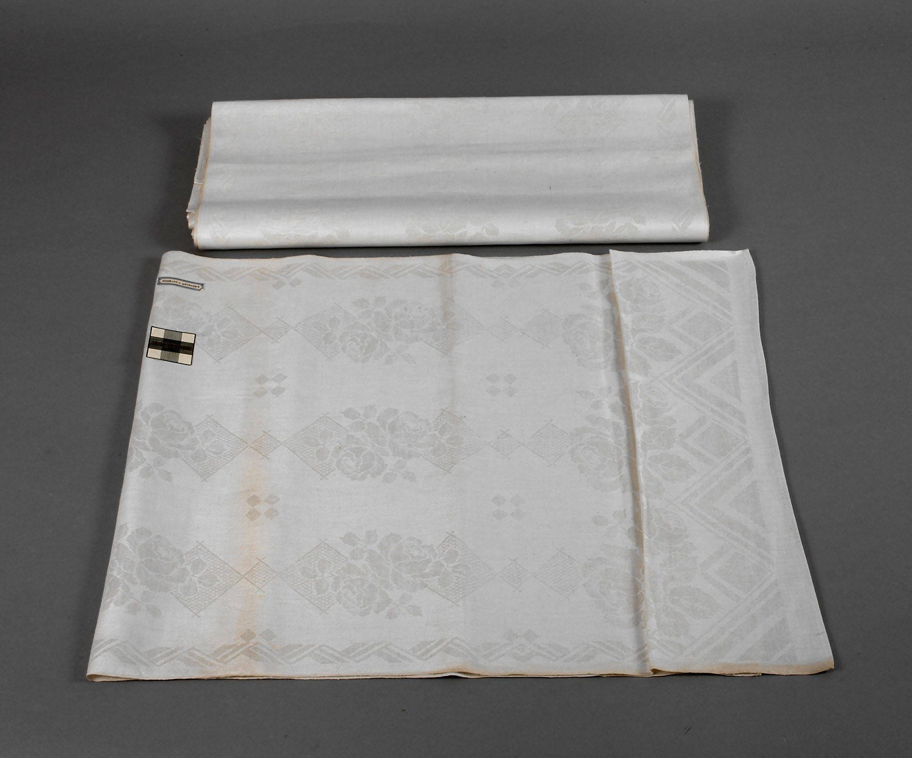 Zwölf Handtücher Rosendekor