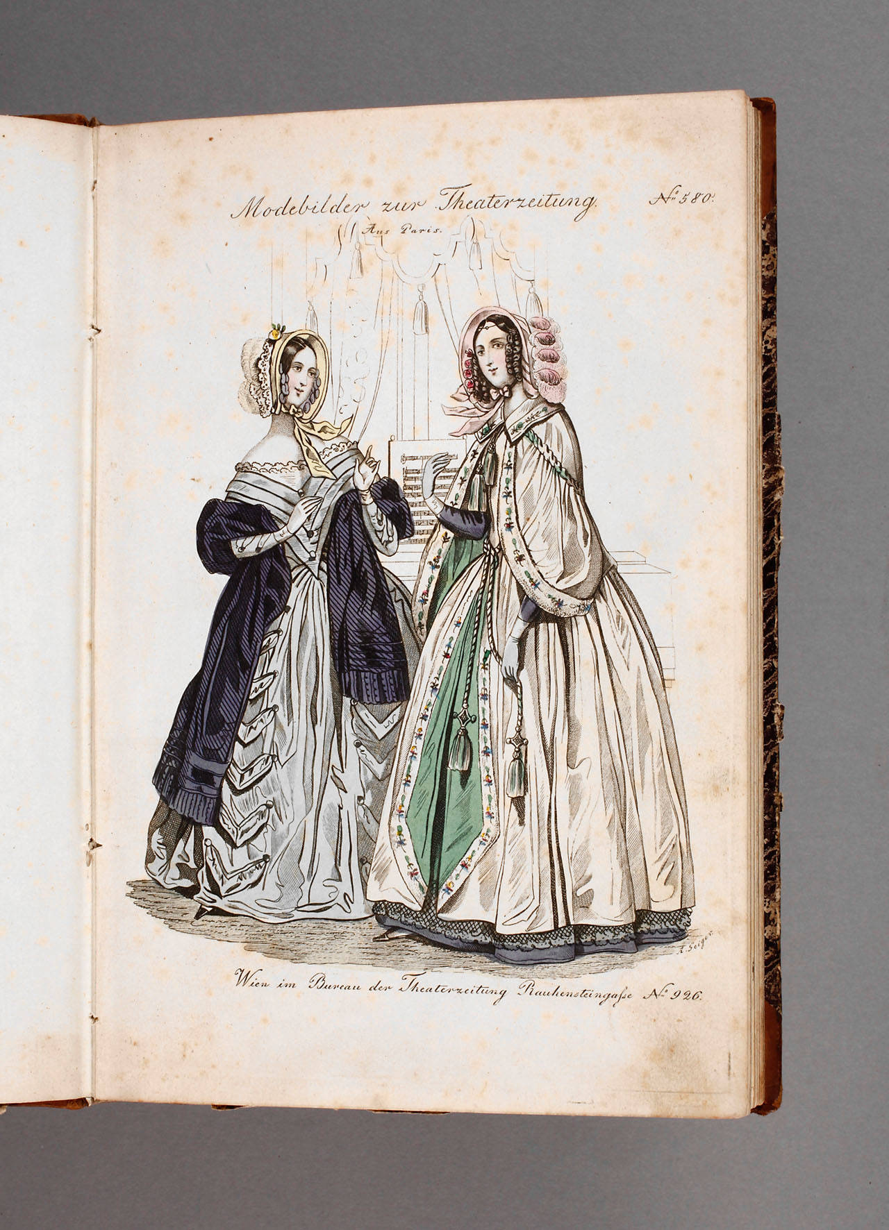 Modebilder zur Theaterzeitung aus Paris