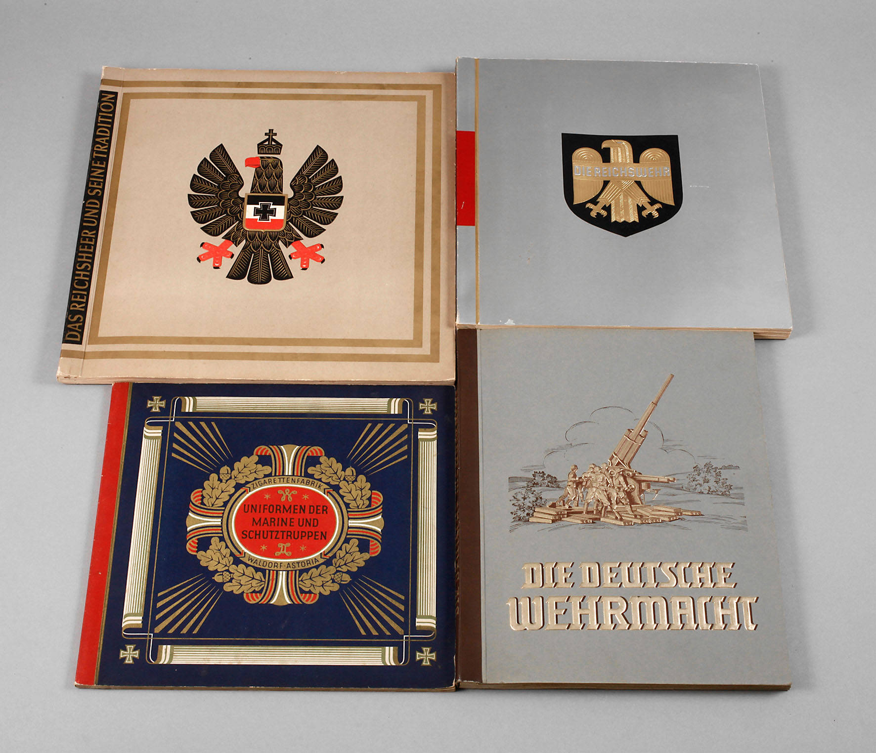 Konvolut militärische Zigarettenbilderalben