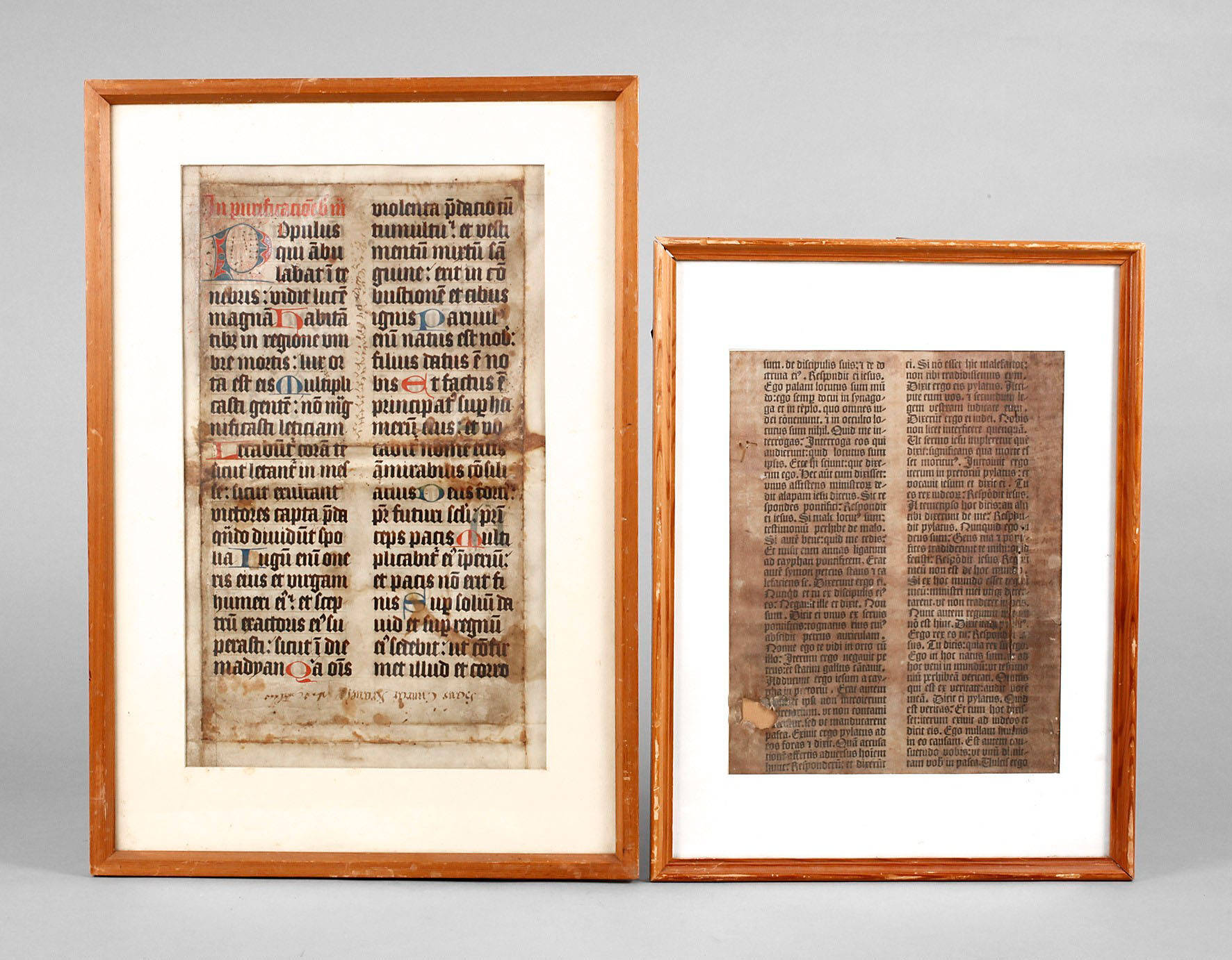 Zwei Pergamentblätter mit biblischen Texten