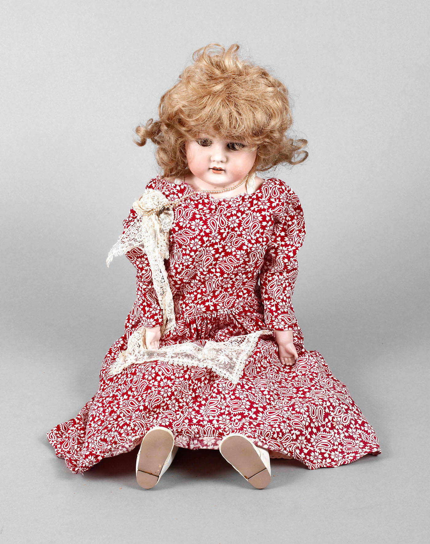 Große Porzellankopfpuppe