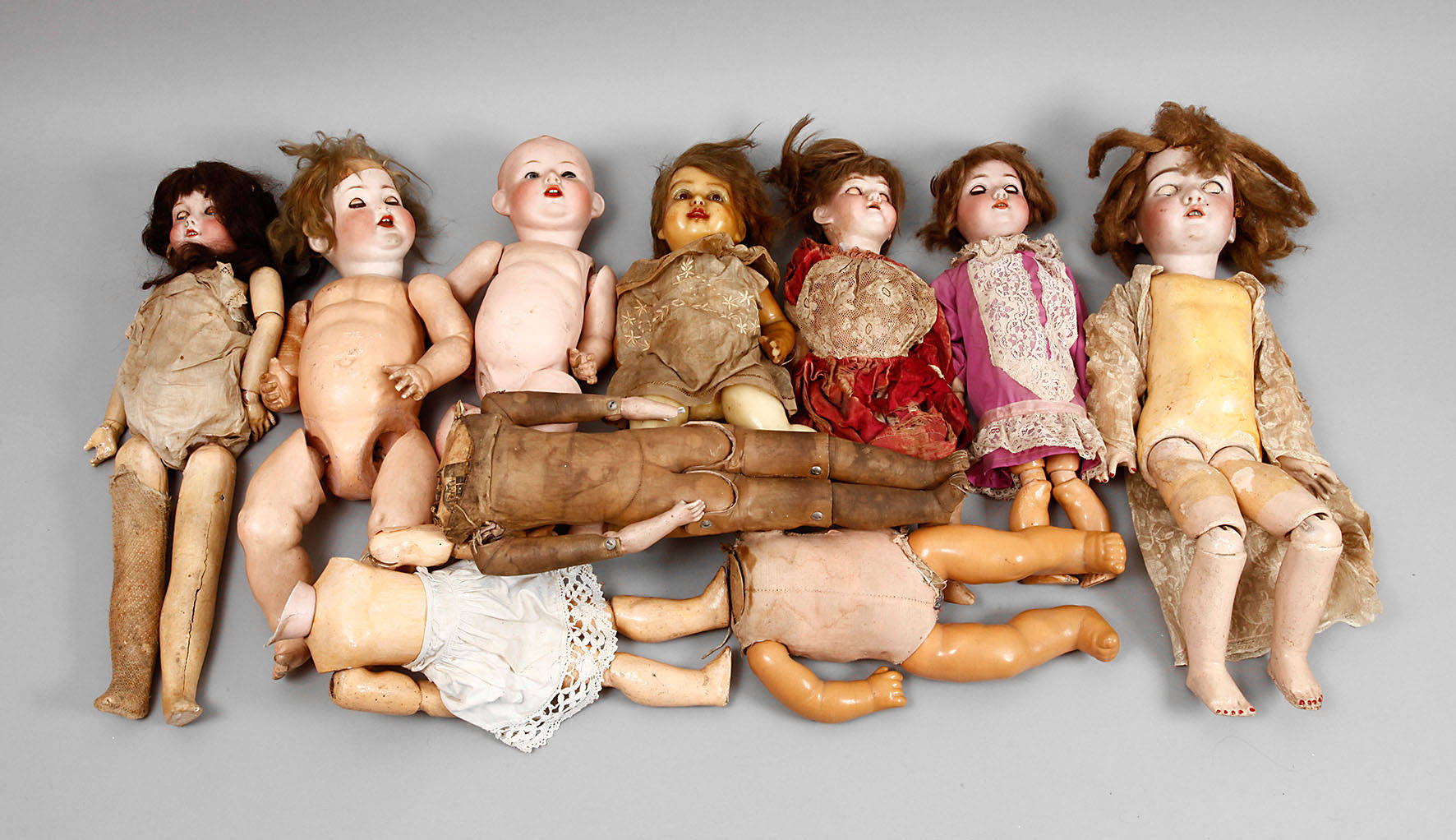 Konvolut Porzellankopfpuppen und Ersatzteile