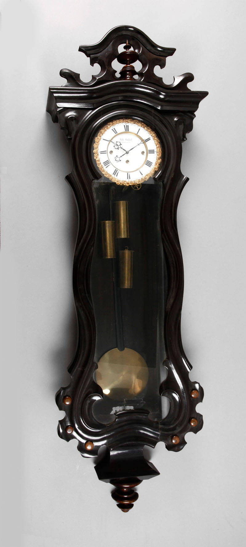 Wiener Gewichtsregulator, auf Ziffernblatt gemarkt Johann Imhoff Corneuburg, um 1860, großes, schwarz lackiertes Uhrengehäuse mit original Aufsatz, Ziffernblatt mit römischen Zahlen, eingefasst von floralem Ring aus vergoldeter Bronze, drei Gewichte,