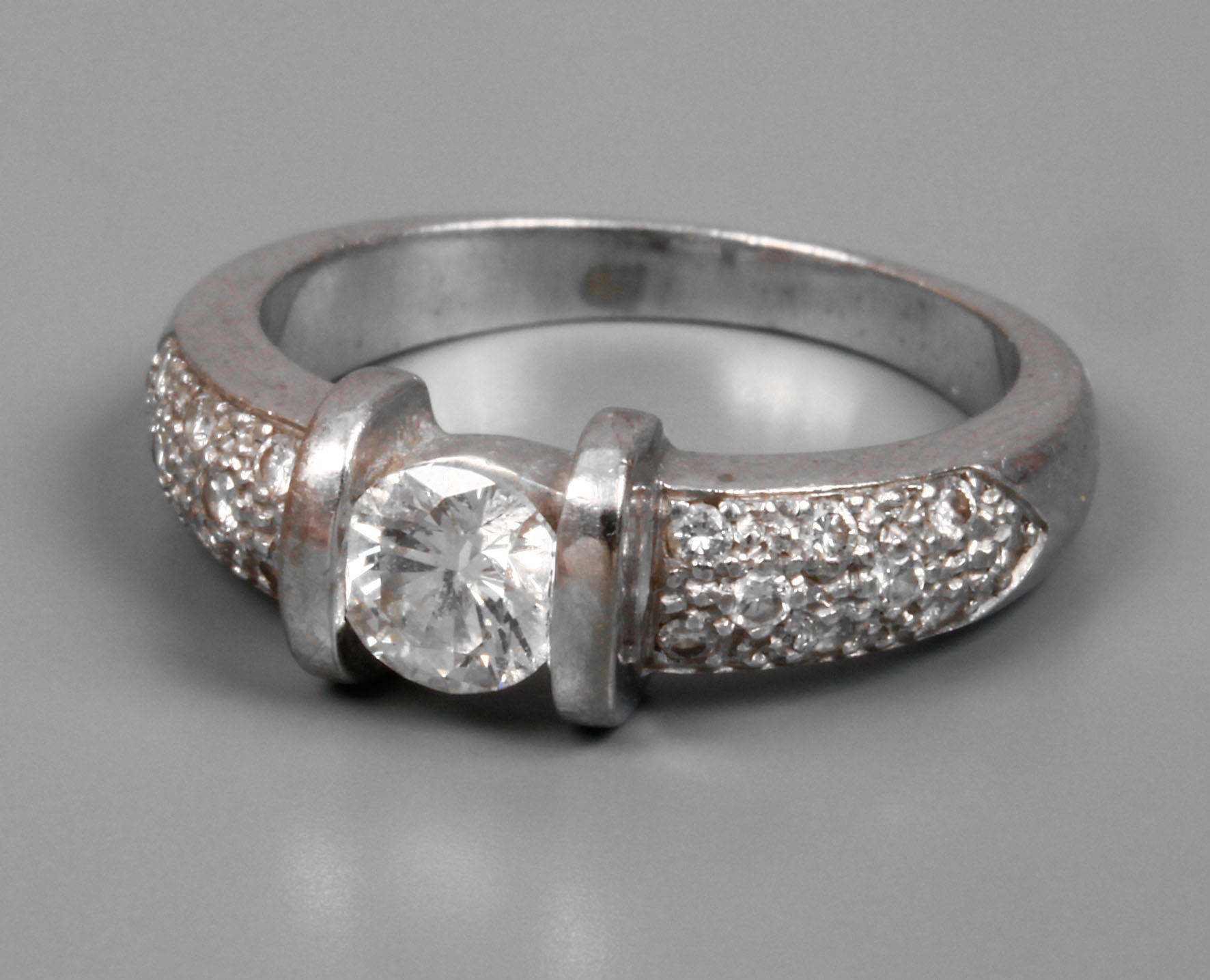 Platinring mit Brillanten