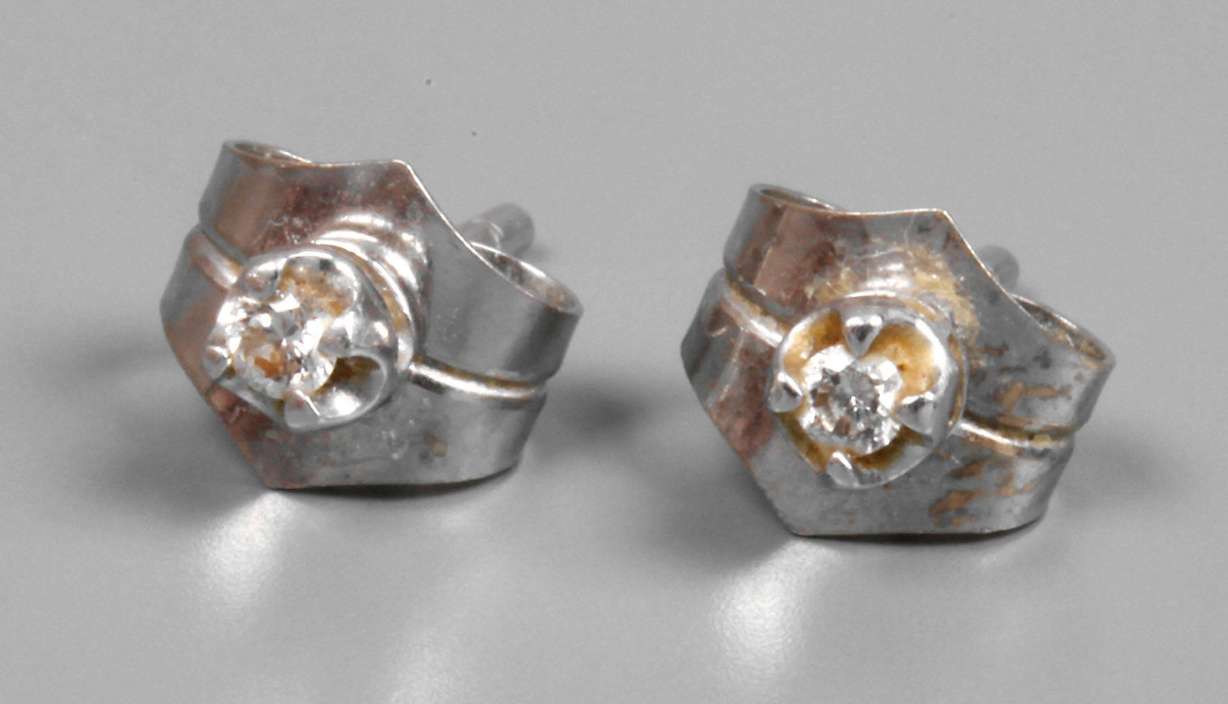 Paar kleine Ohrstecker mit Brillanten