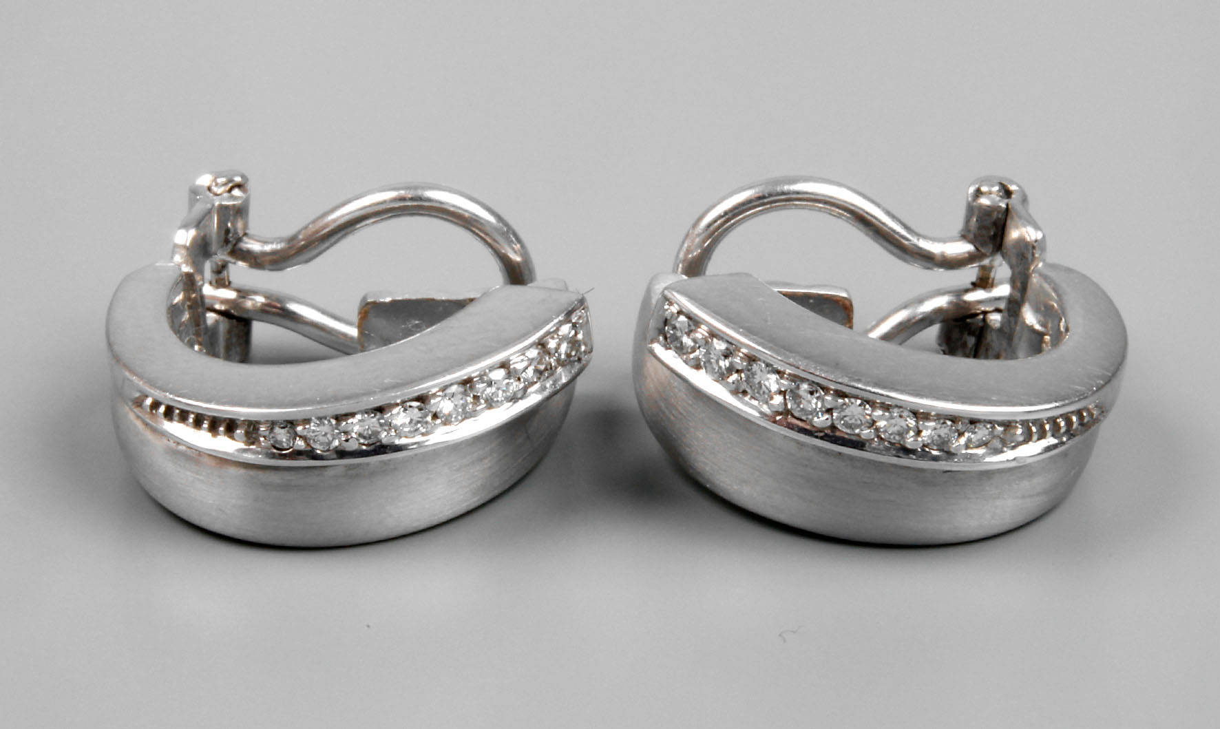 Paar Ohrclips mit Diamantbesatz