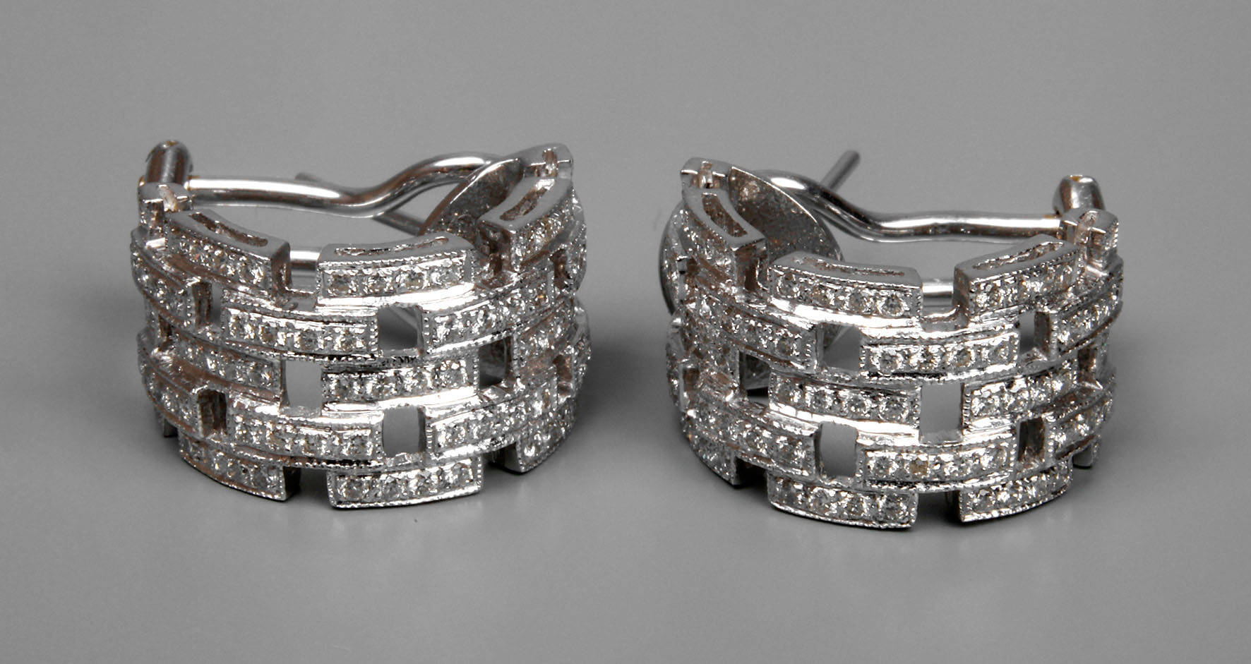 Paar Ohrstecker mit Diamantbesatz