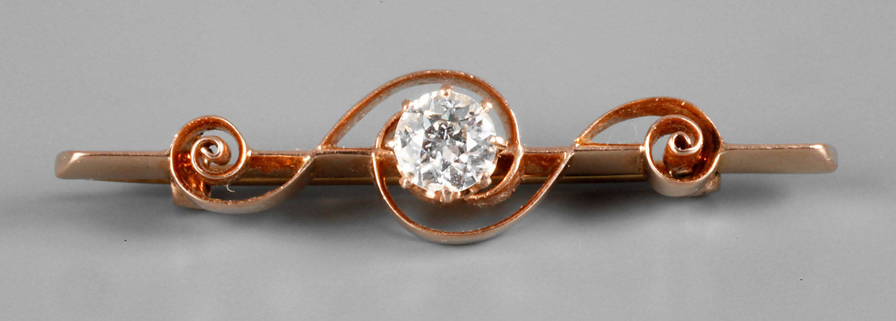 Rotgoldbrosche mit Halbkaräter