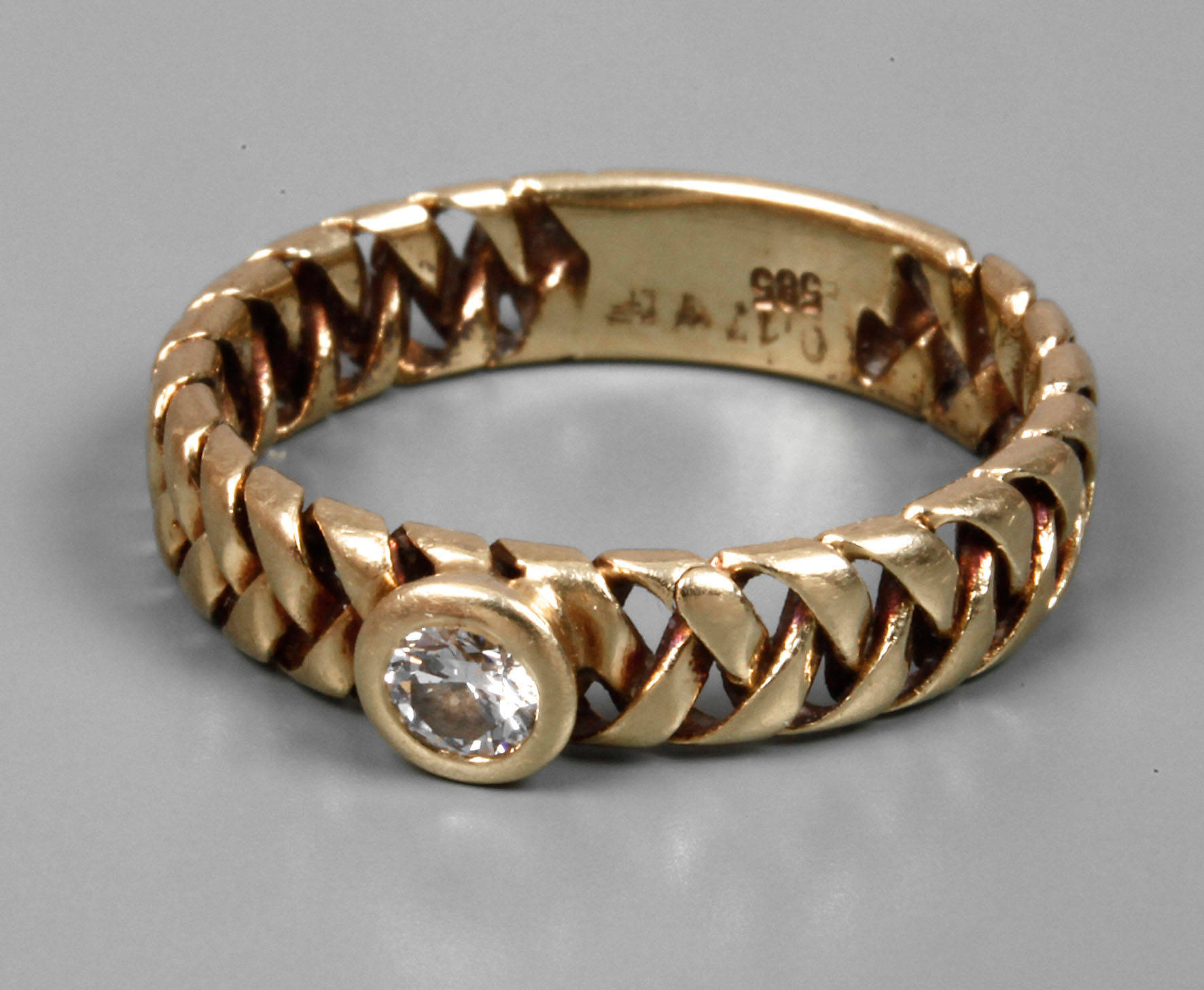 Geflochtener Goldring mit Brillantbesatz