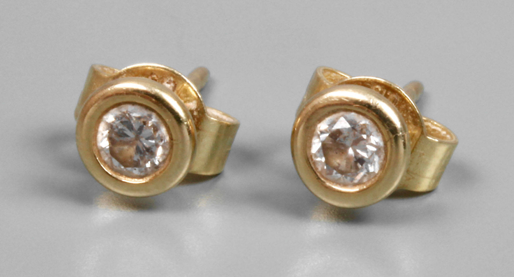 Paar kleine Ohrstecker mit Brillanten