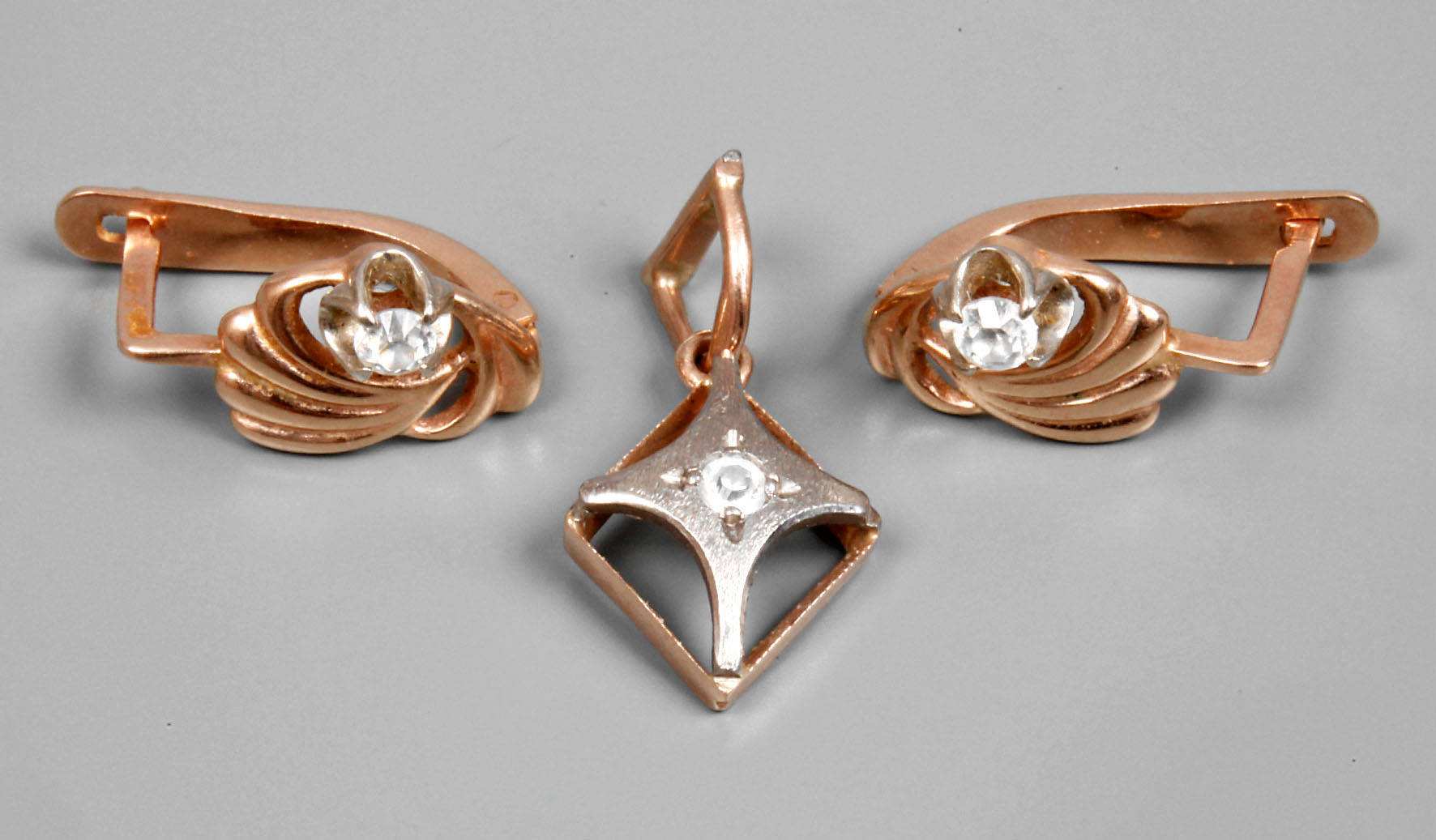 Paar Ohrhänger und Anhänger