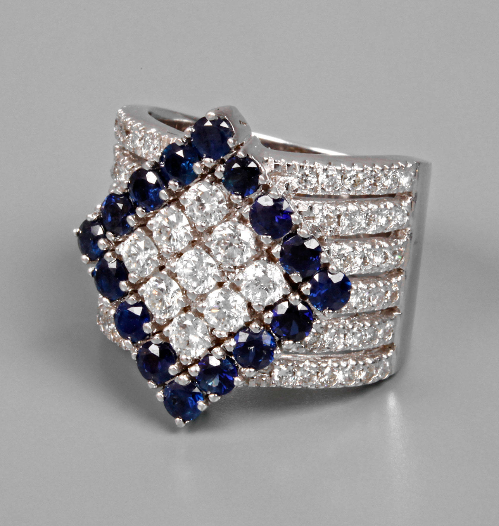 Opulenter Brillantring mit Saphirbesatz