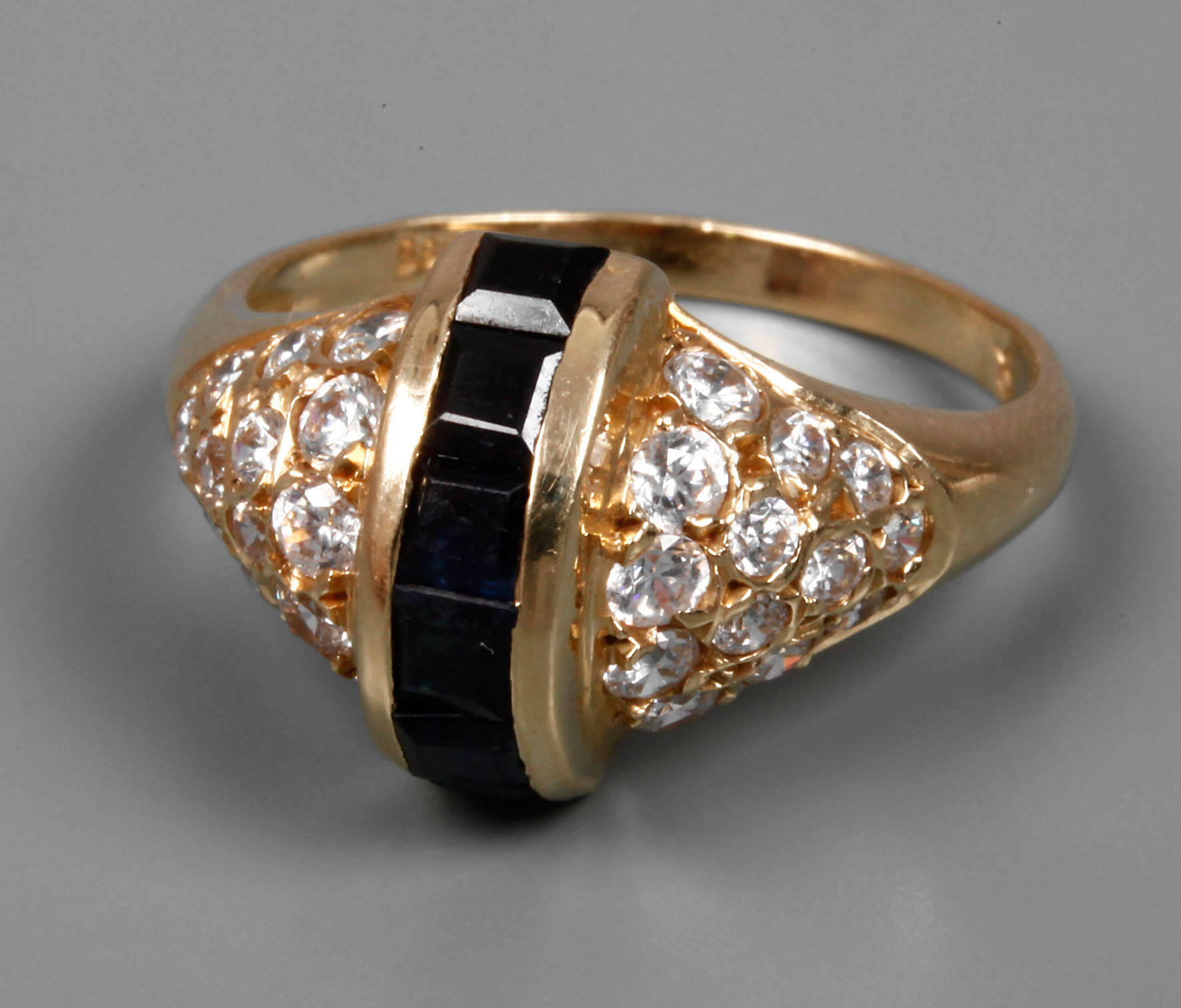 Brillantring mit Saphir