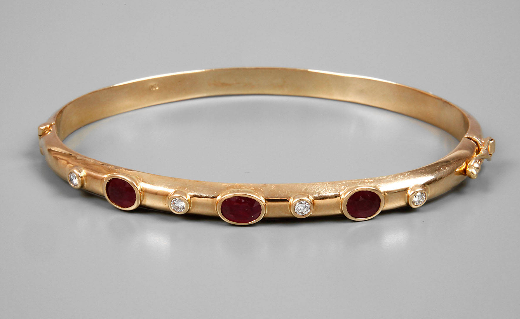 Armreif mit Rubinen und Brillanten