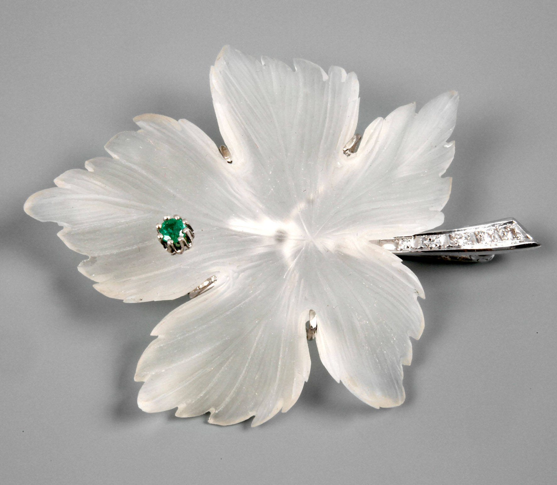 Feine Blattbrosche mit Smaragd