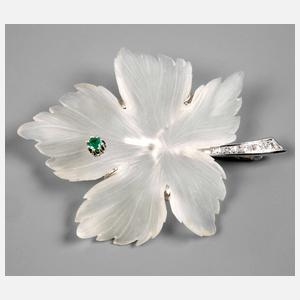 Feine Blattbrosche mit Smaragd