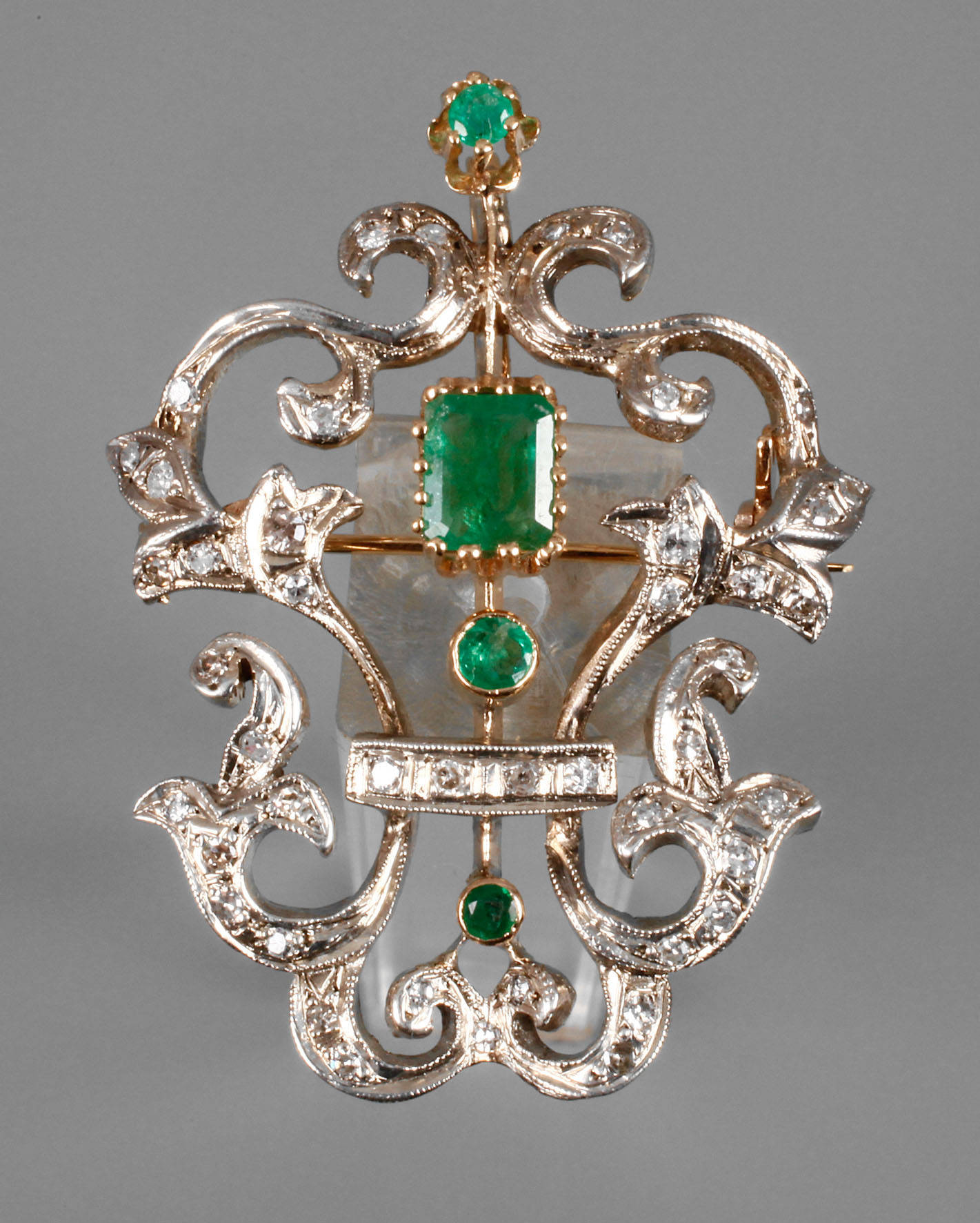 Smaragdbrosche mit Diamantbesatz