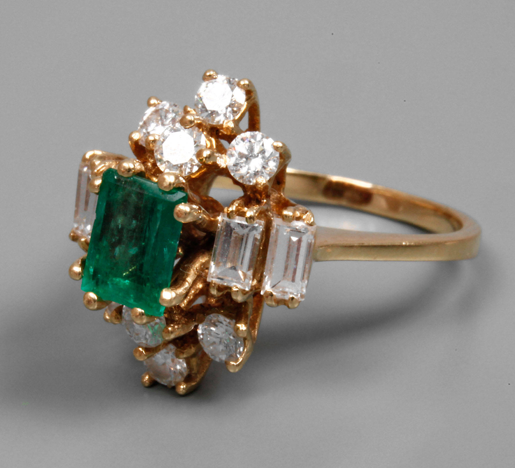 Damenring mit Smaragd und Diamanten