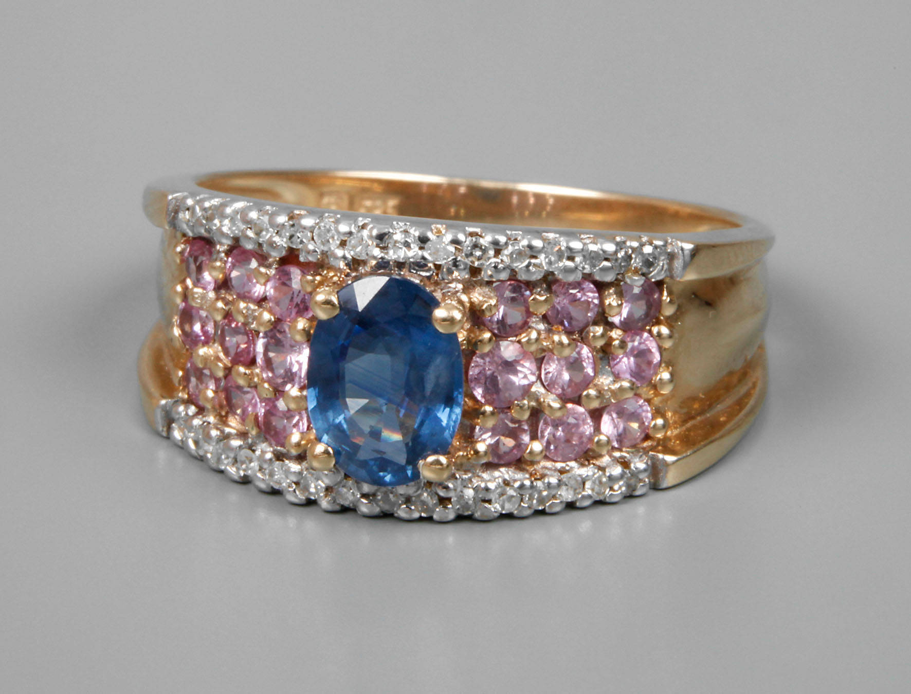Damenring mit Saphiren und Diamanten