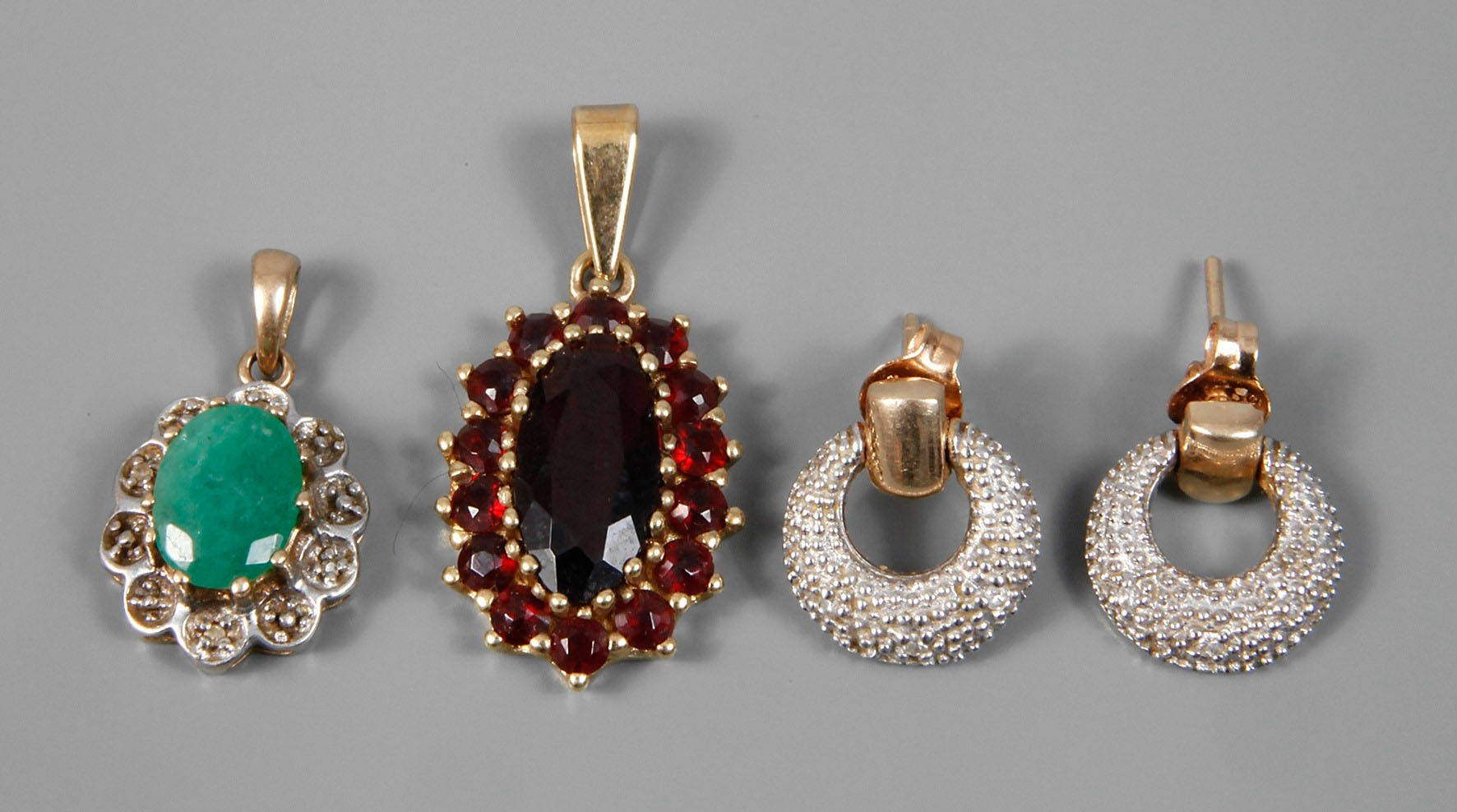 Paar Ohrstecker mit Anhänger