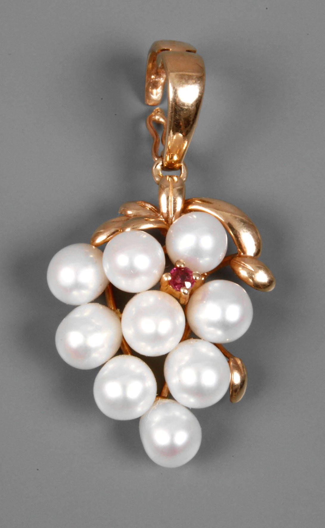 Goldanhänger als Weintraube