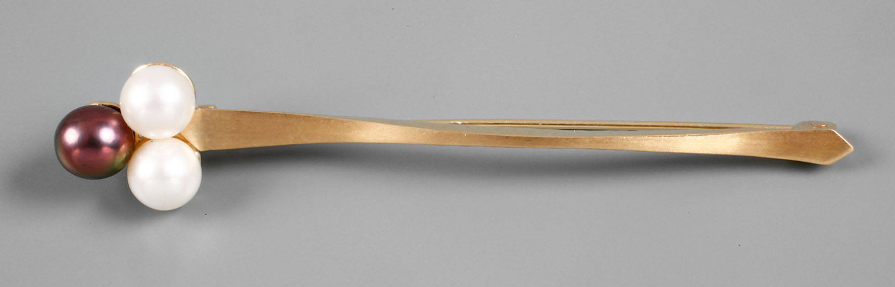 Goldbrosche mit Perlen