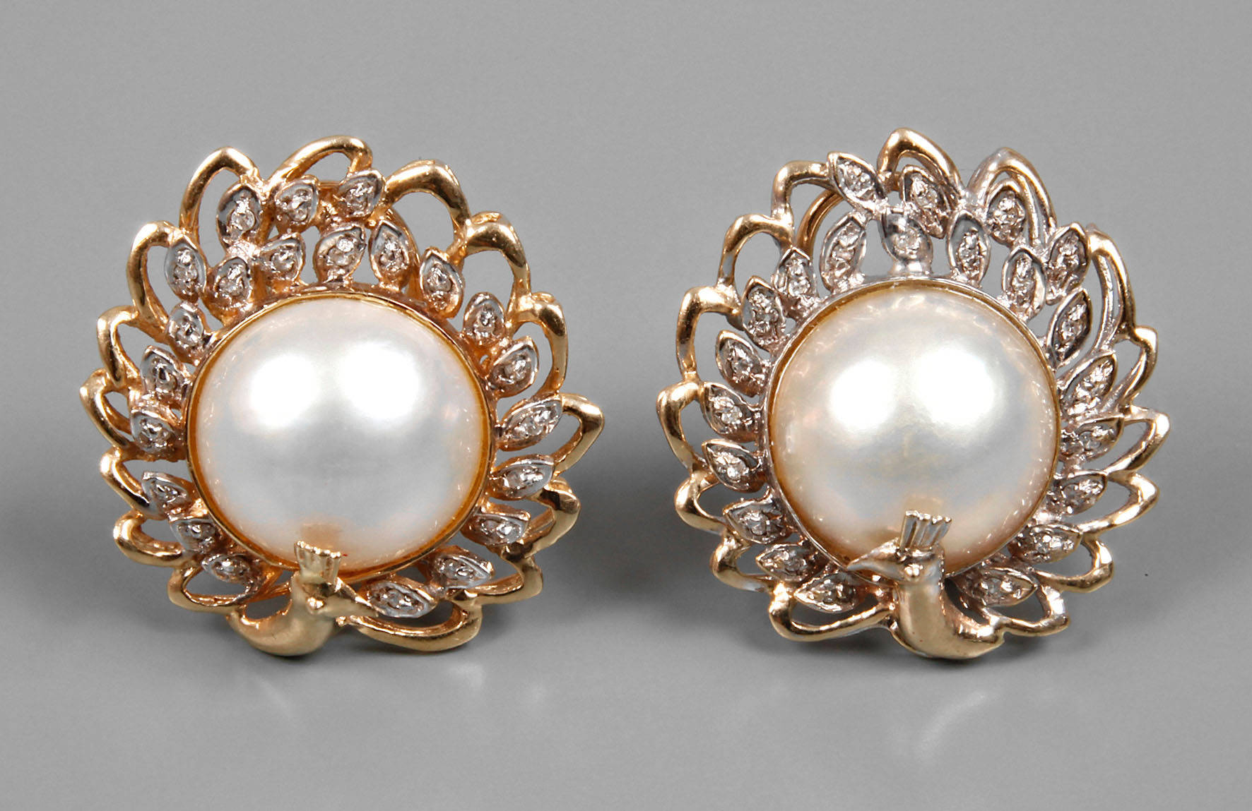Paar Ohrstecker mit Mabéperlen und Diamanten
