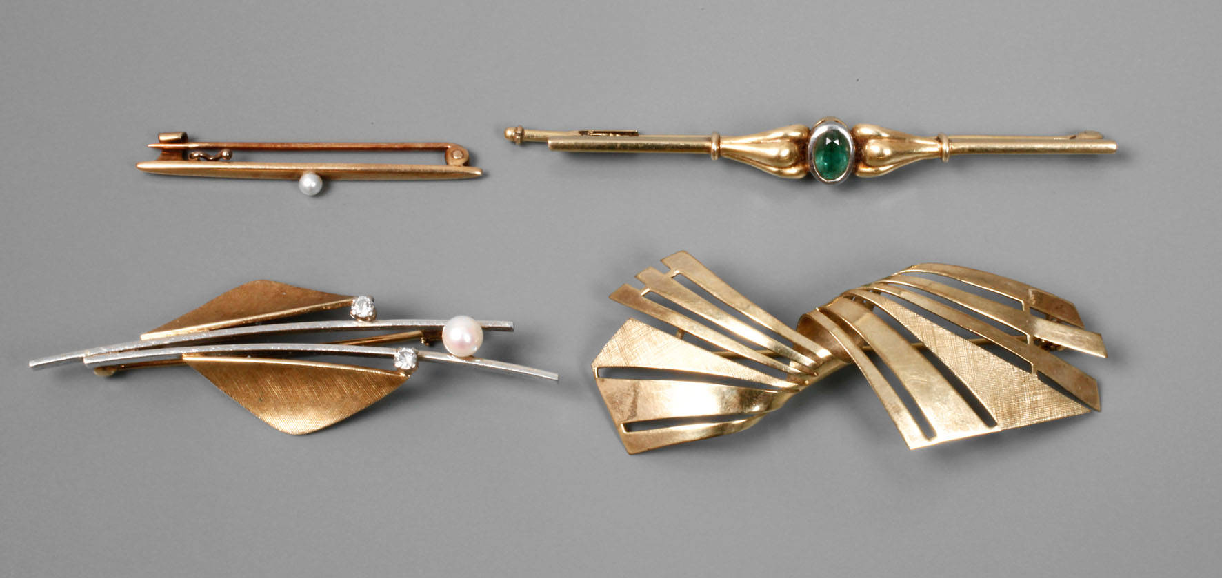 Vier Goldbroschen