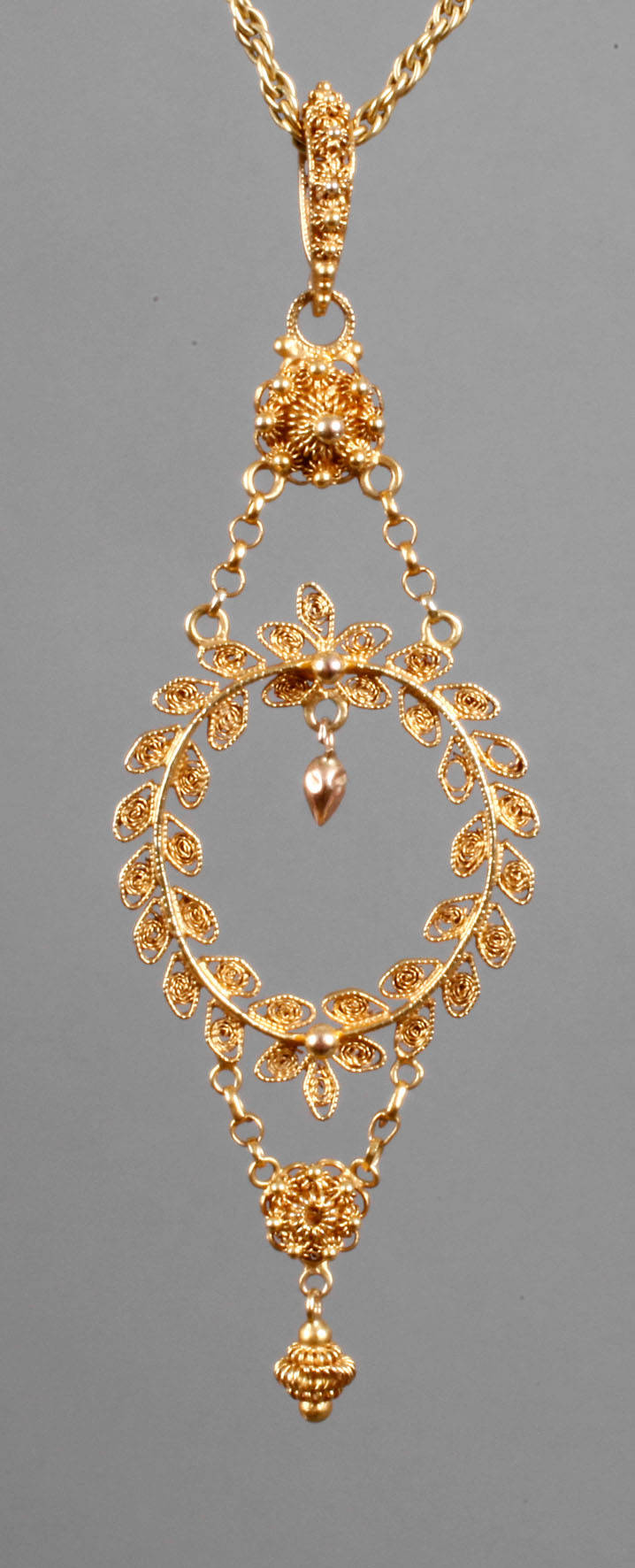 Anhänger und Kette Gold