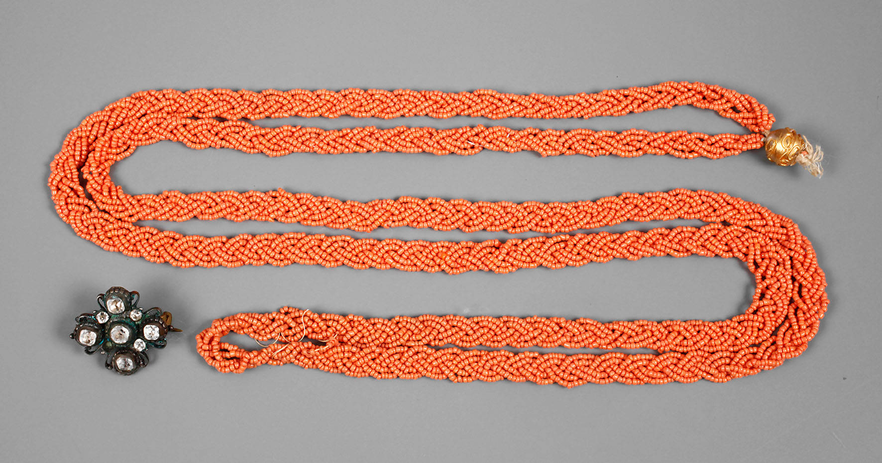 Feine geflochtene Korallenkette