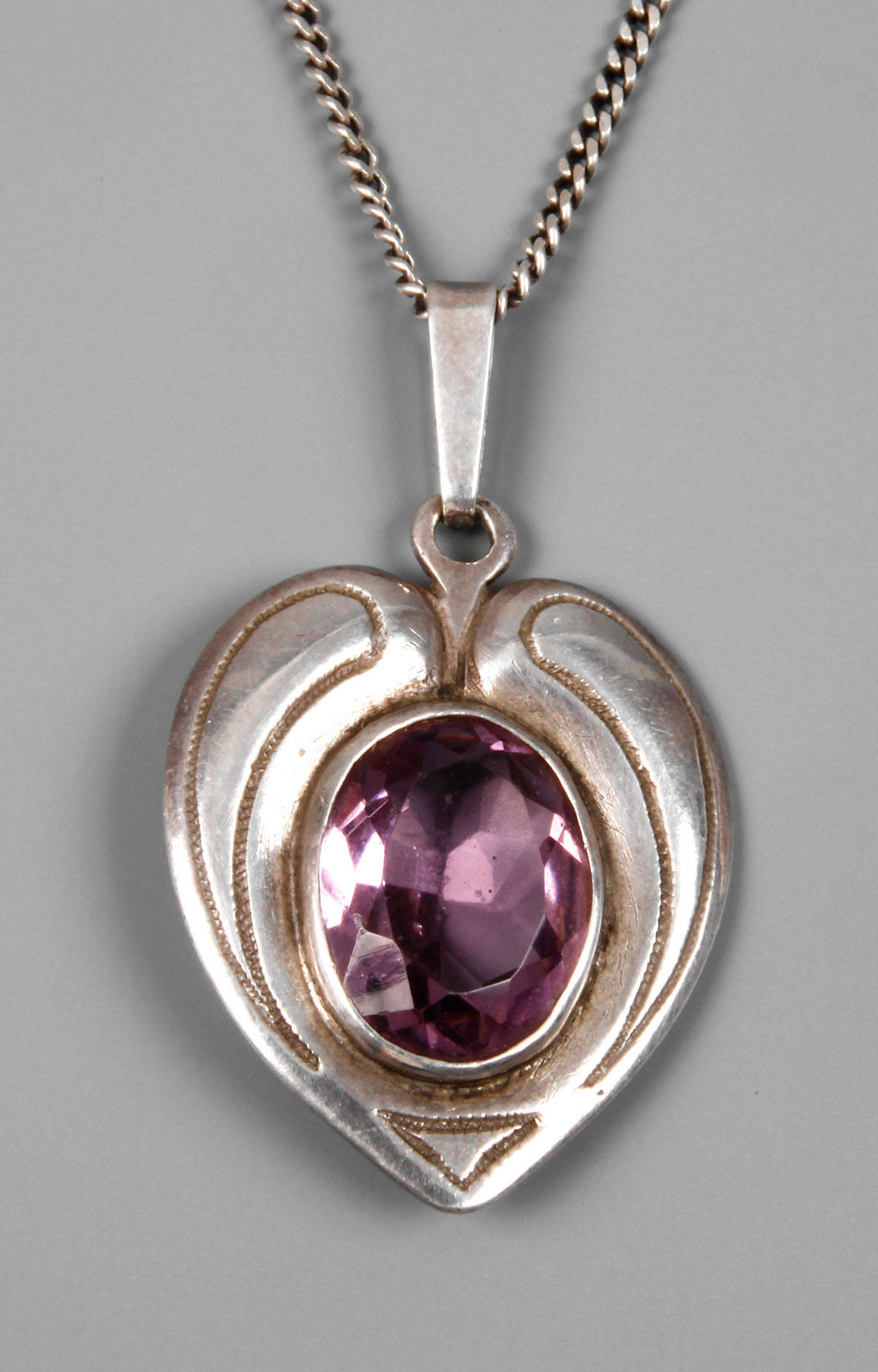 Herzförmiger Jugendstilanhänger