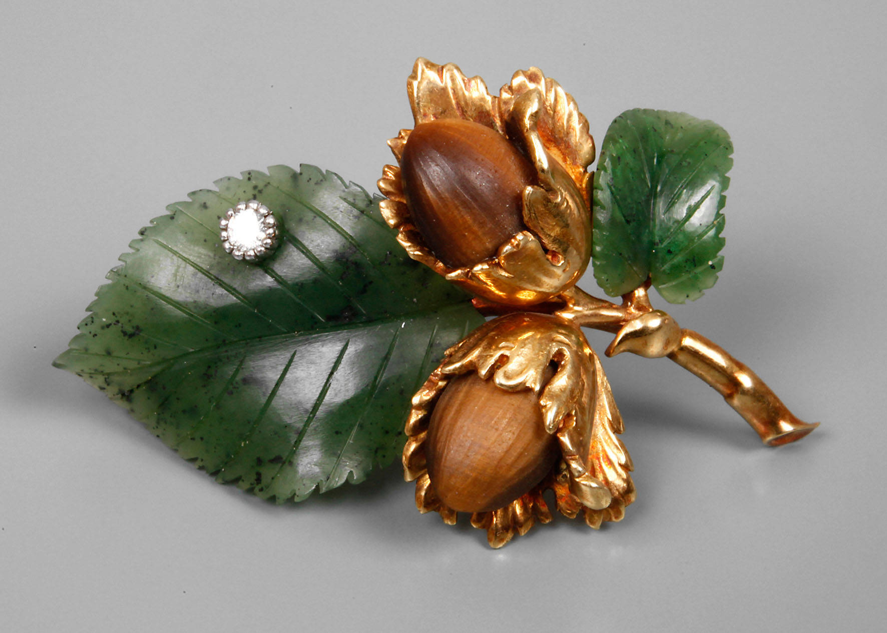 Feine Goldbrosche als Haselnusszweig