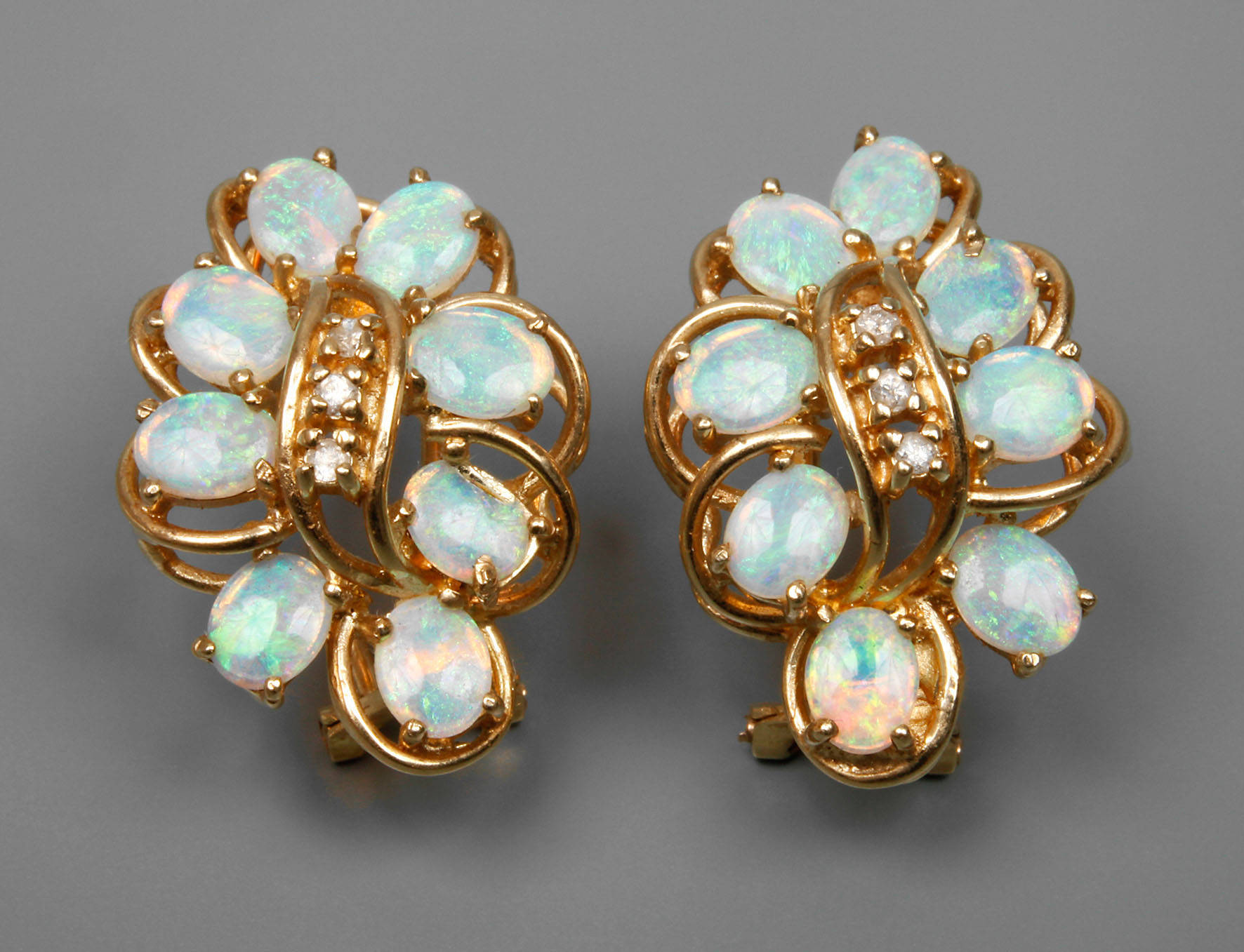 Paar Ohrstecker mit Edelopalen und Diamanten