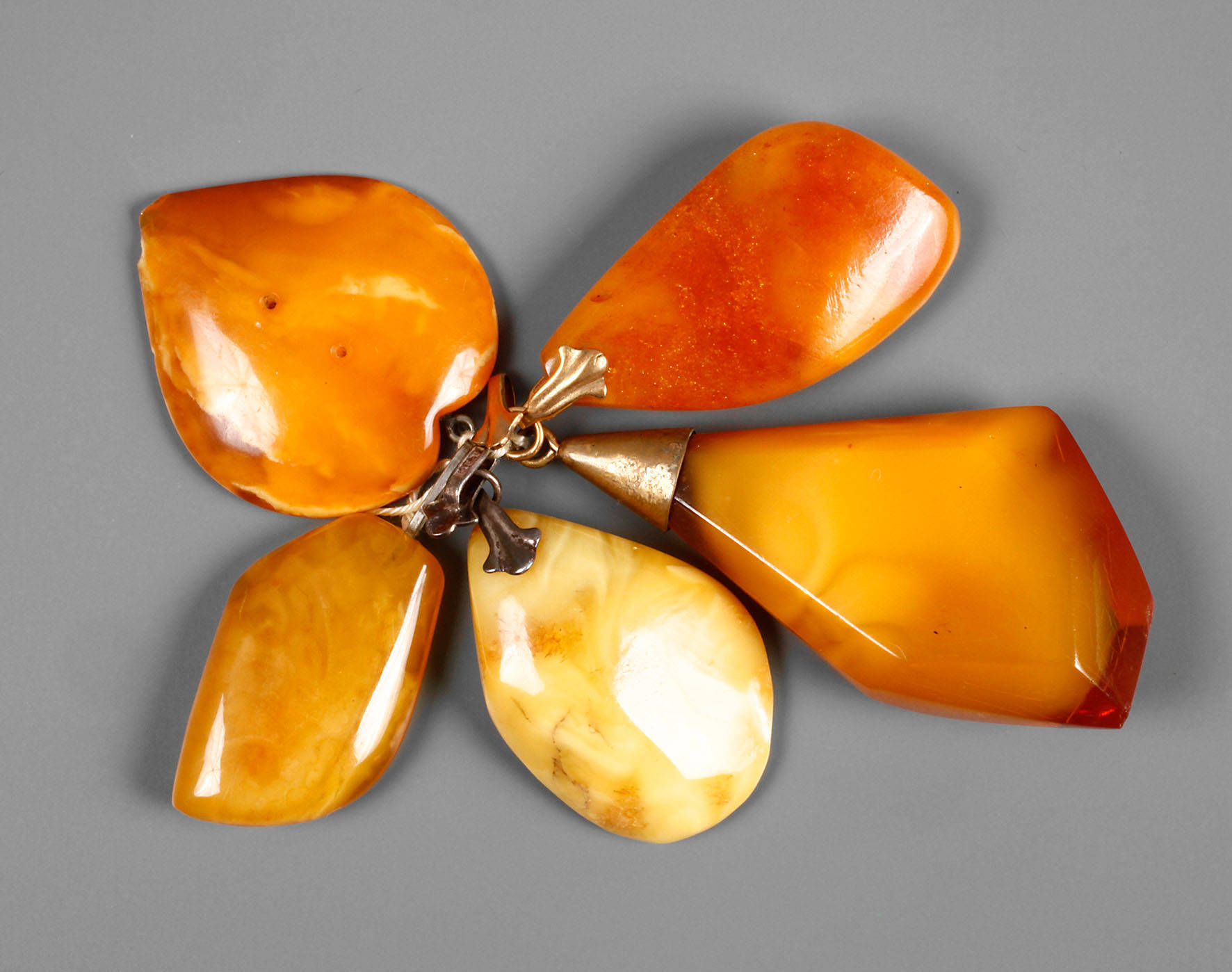 Fünf Anhänger Bernstein