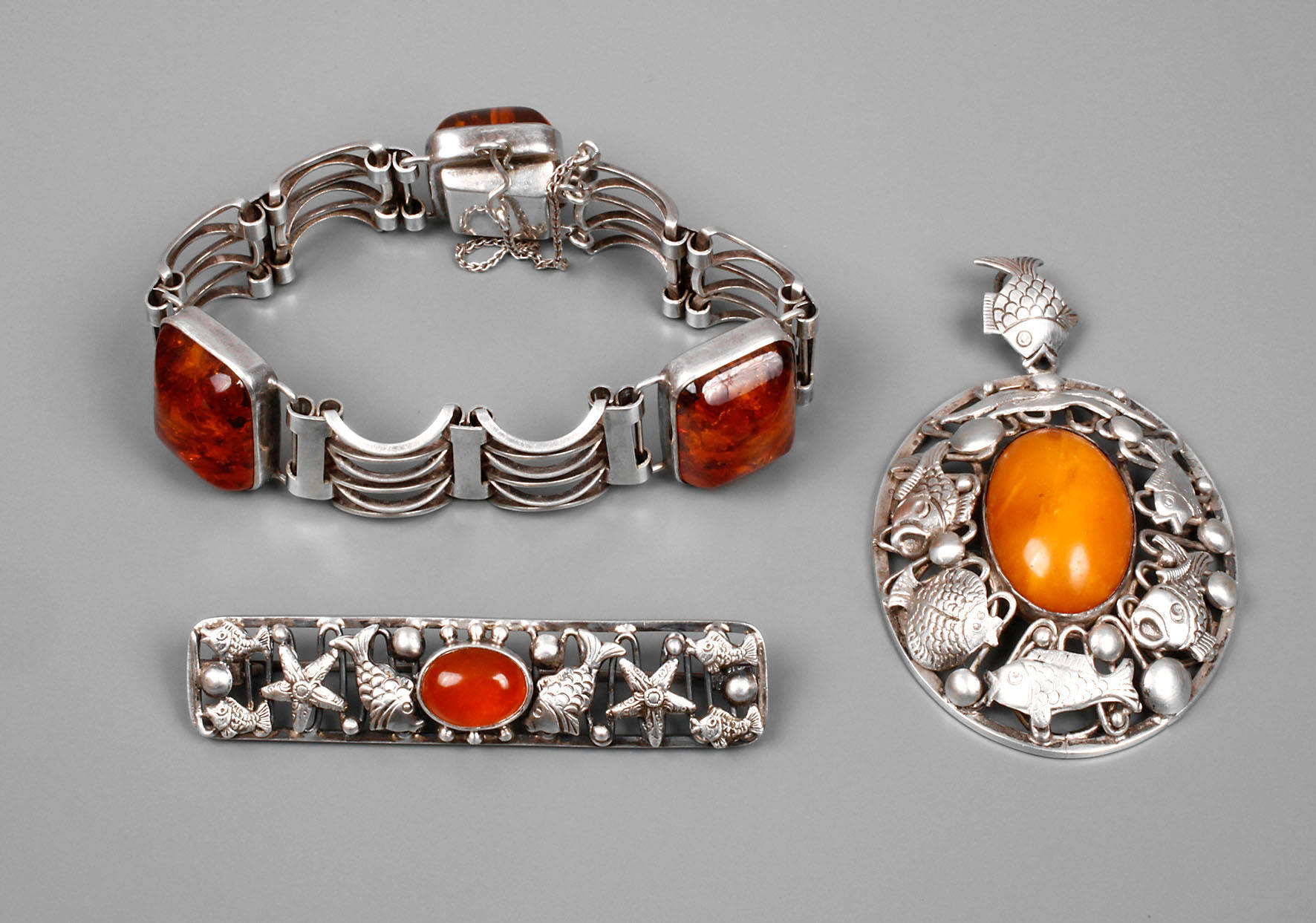 Drei Teile Fischlandschmuck