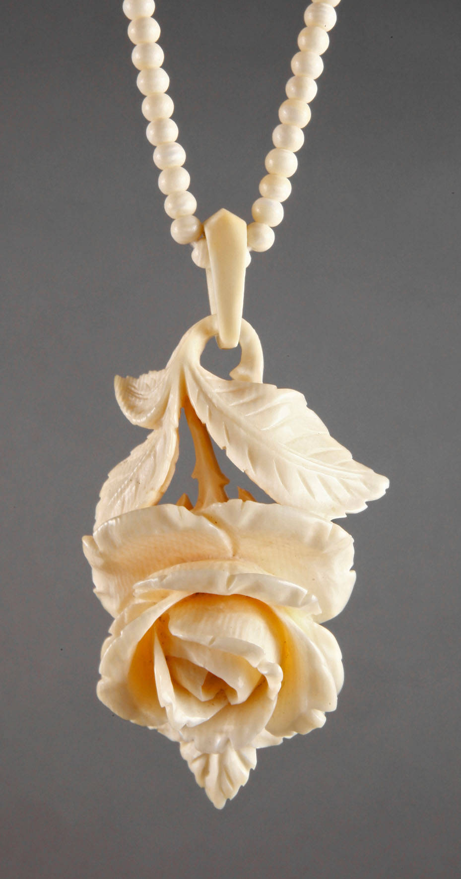 Elfenbeinanhänger an Kette