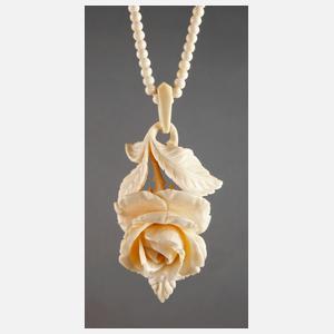 Elfenbeinanhänger an Kette