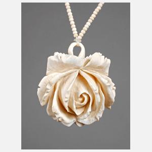 Geschnitzte Rose an Kette Elfenbein
