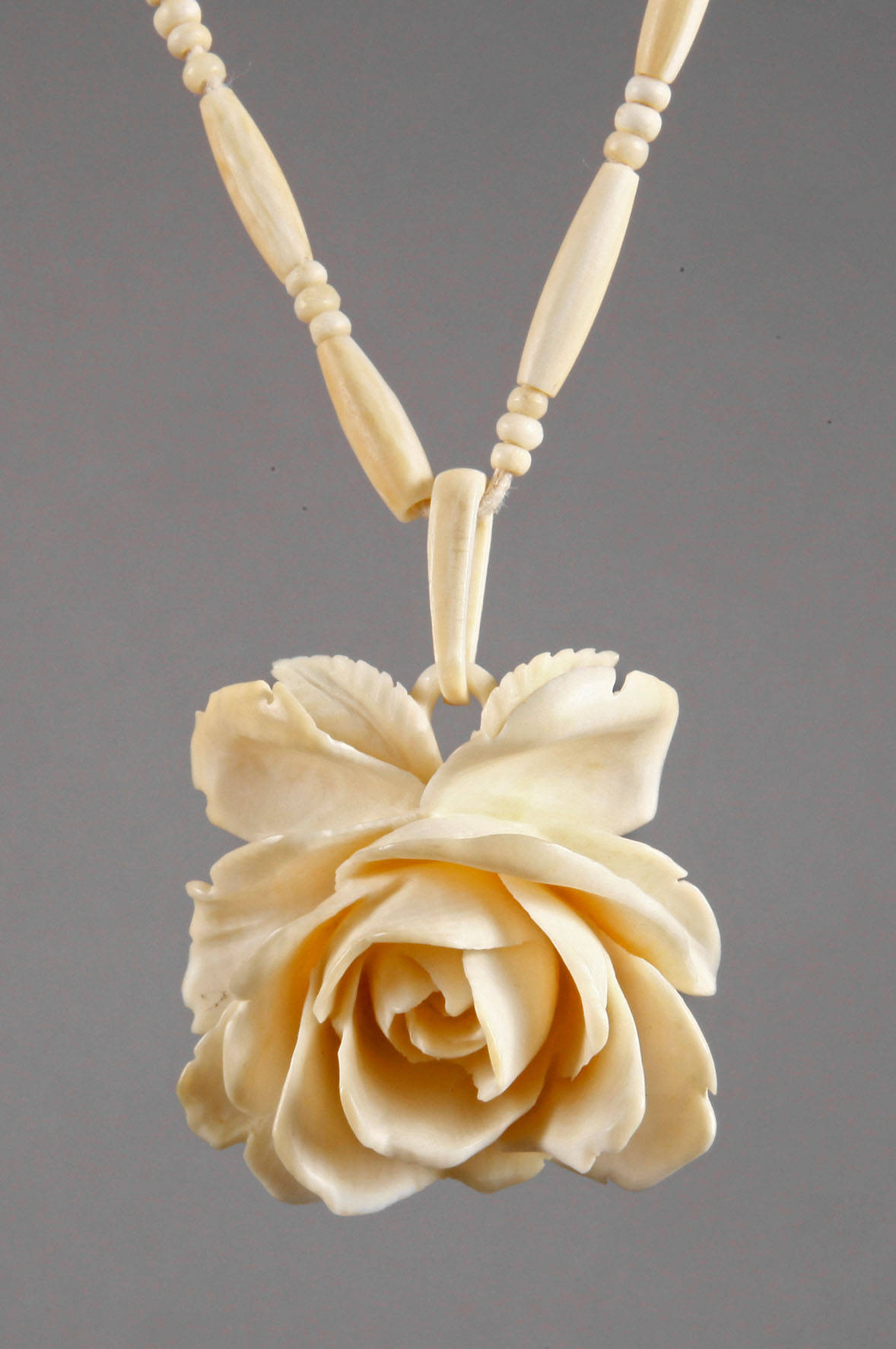 Elfenbeinrose mit Kette