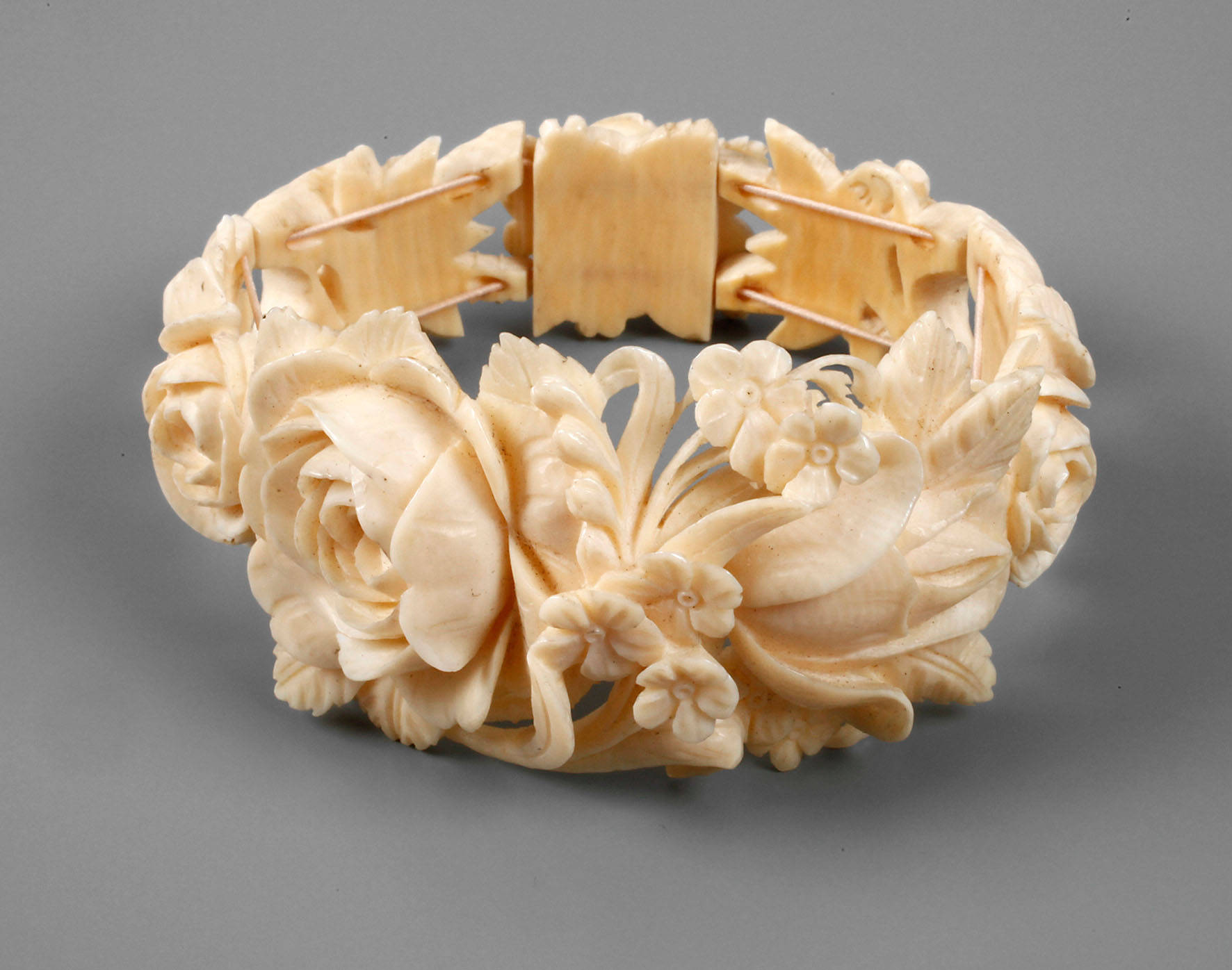 Feines Elfenbeinarmband