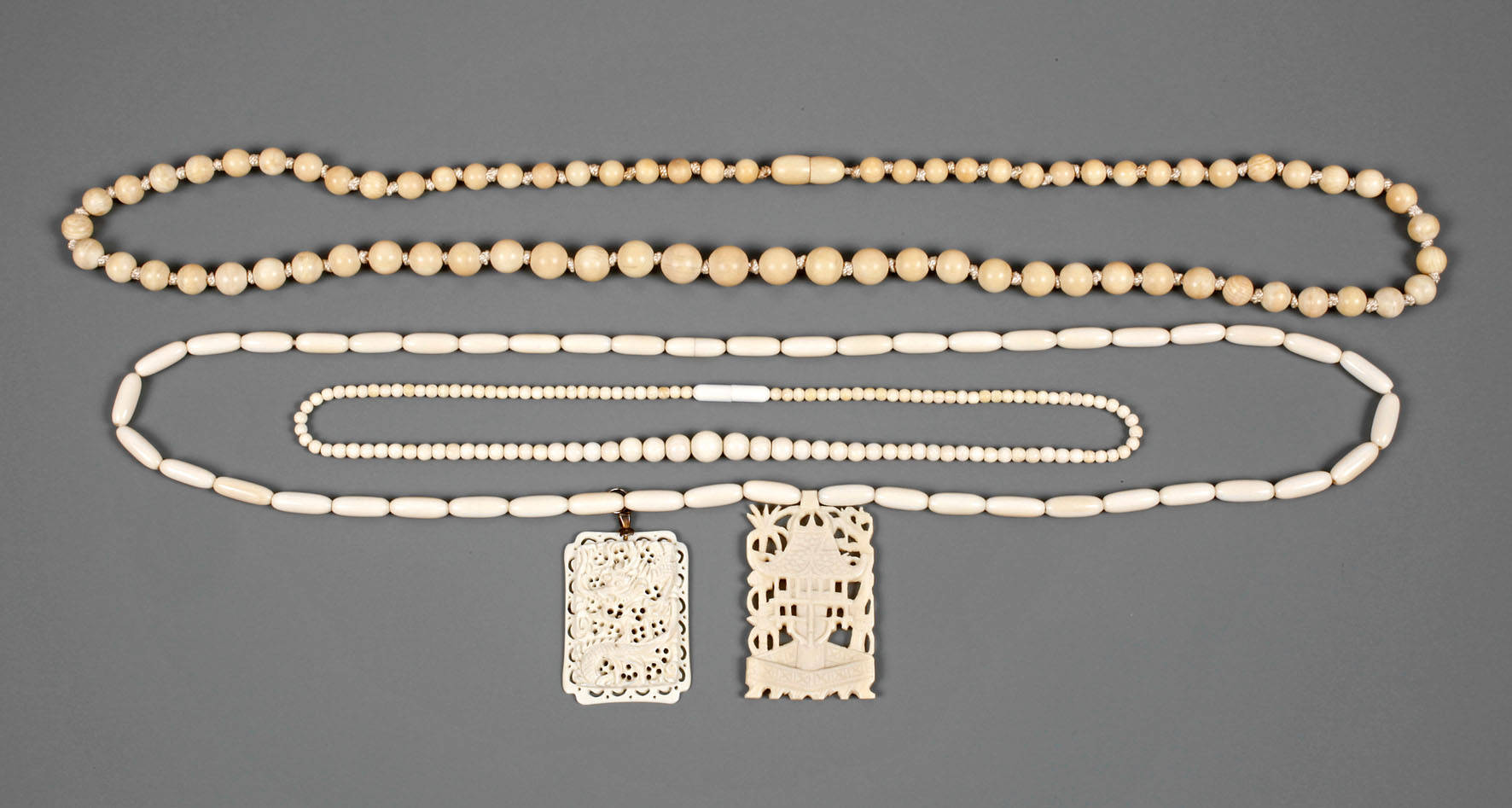 Vier Teile Beinschmuck