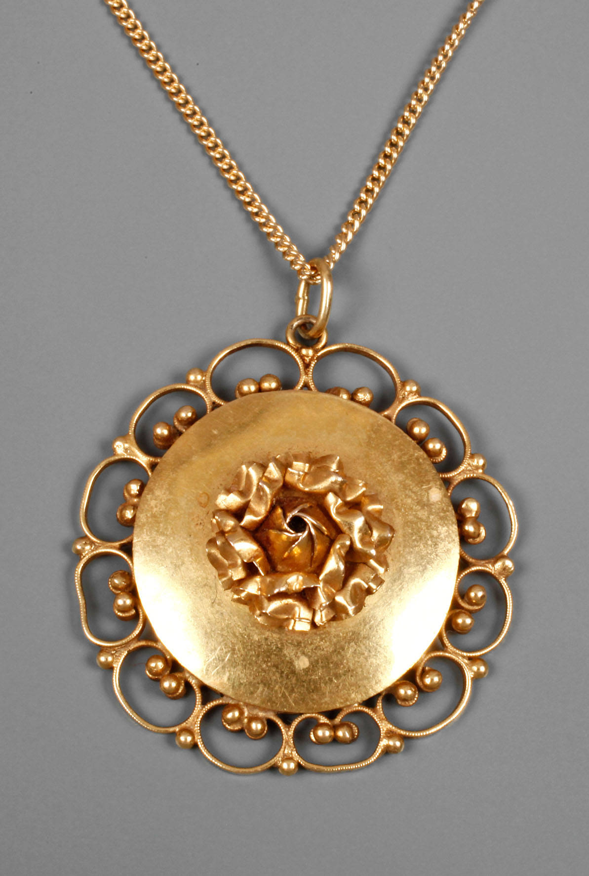 Goldanhänger mit Kette