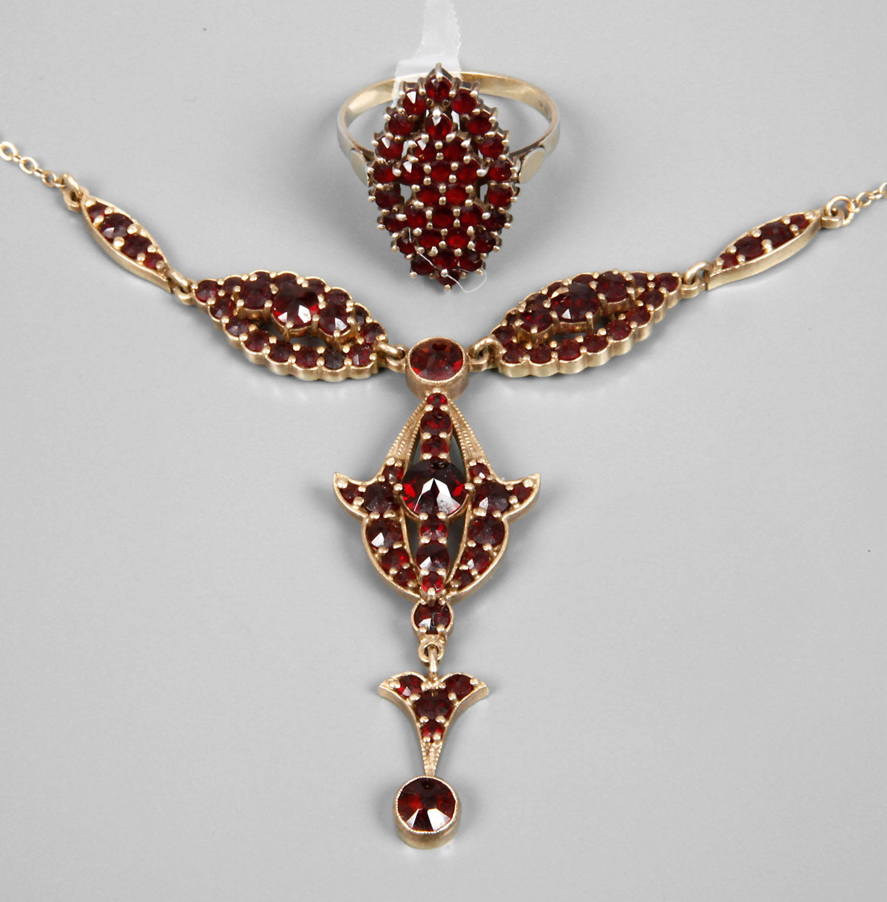 Granatcollier und Ring