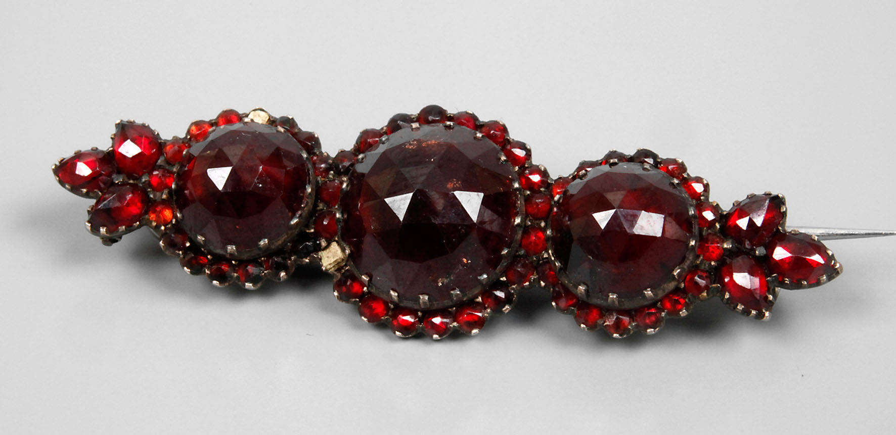 Brosche mit Granat