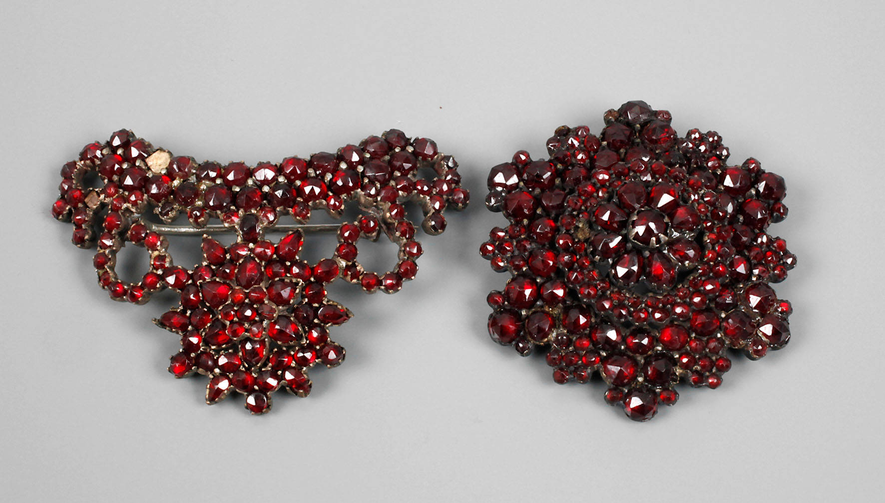 Zwei Granatbroschen Jugendstil