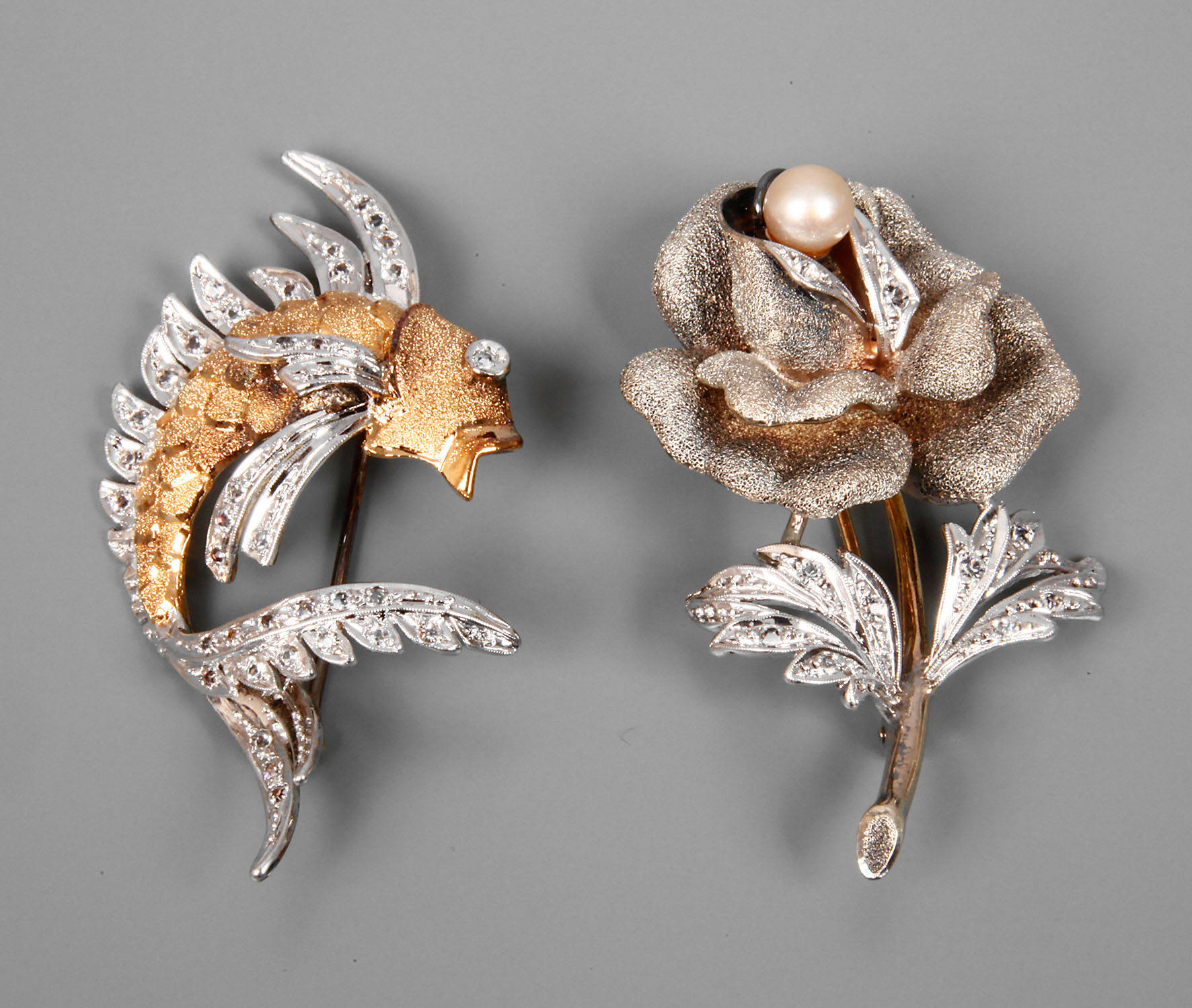 Zwei Broschen als Rose und Fisch