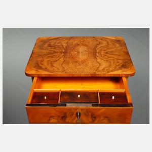 Biedermeiernähtisch