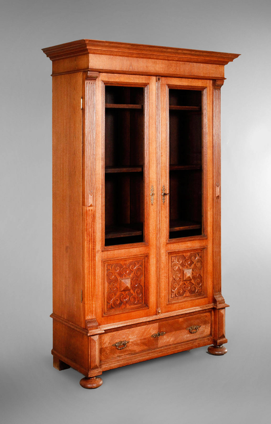 Bücherschrank Historismus