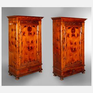 Paar Kleiderschränke